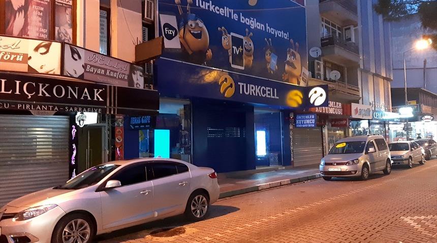 Taşla camını kırdıkları telefoncudan hırsızlık yapan ş&uuml;phelilerden 2'si yakalandı