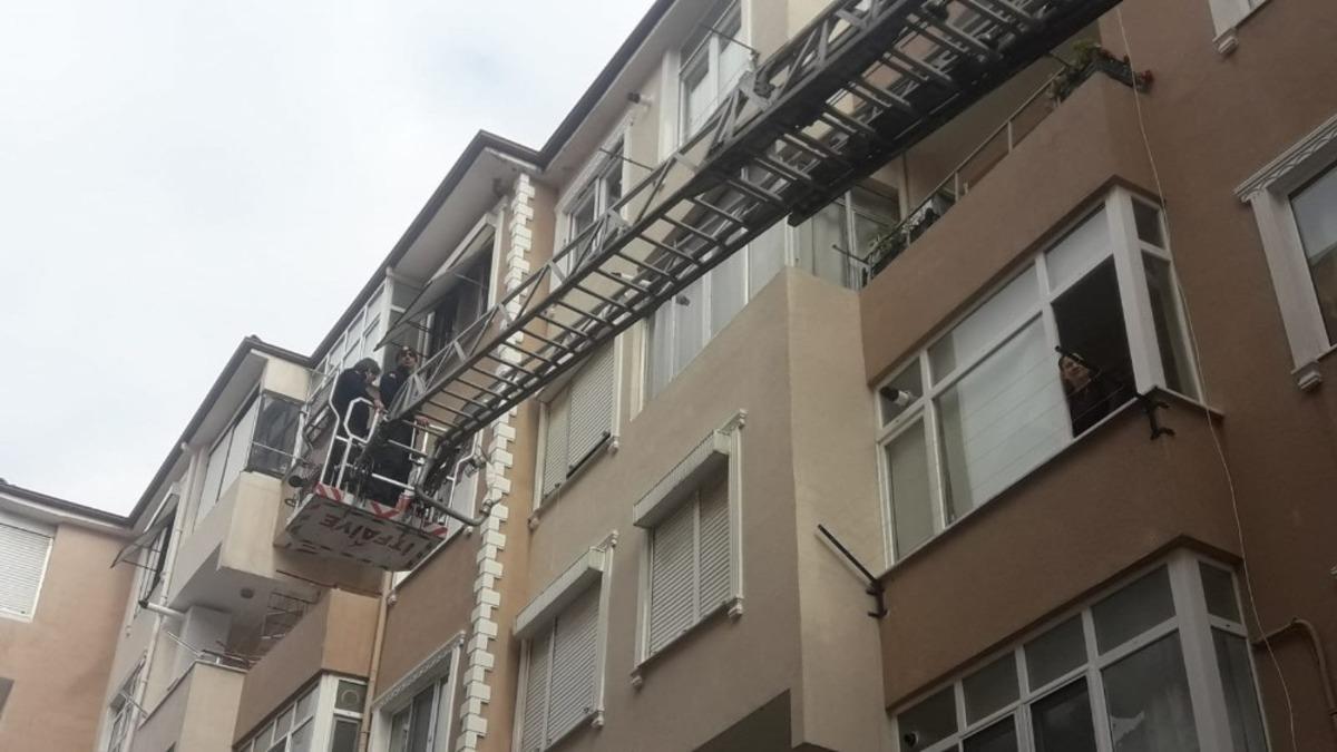 Ayağı ipe takılan g&uuml;vercini itfaiyeciler kurtardı