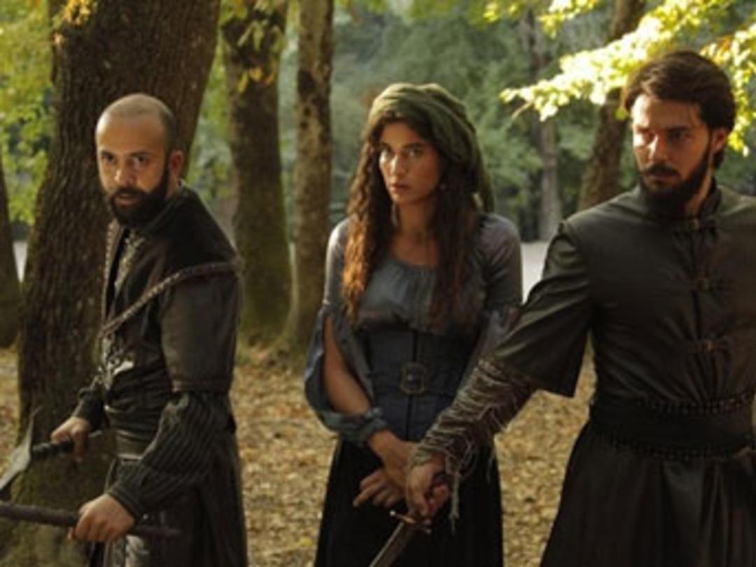 Berrak T&uuml;z&uuml;nata&ccedil; keşke soğan doğrasaydı