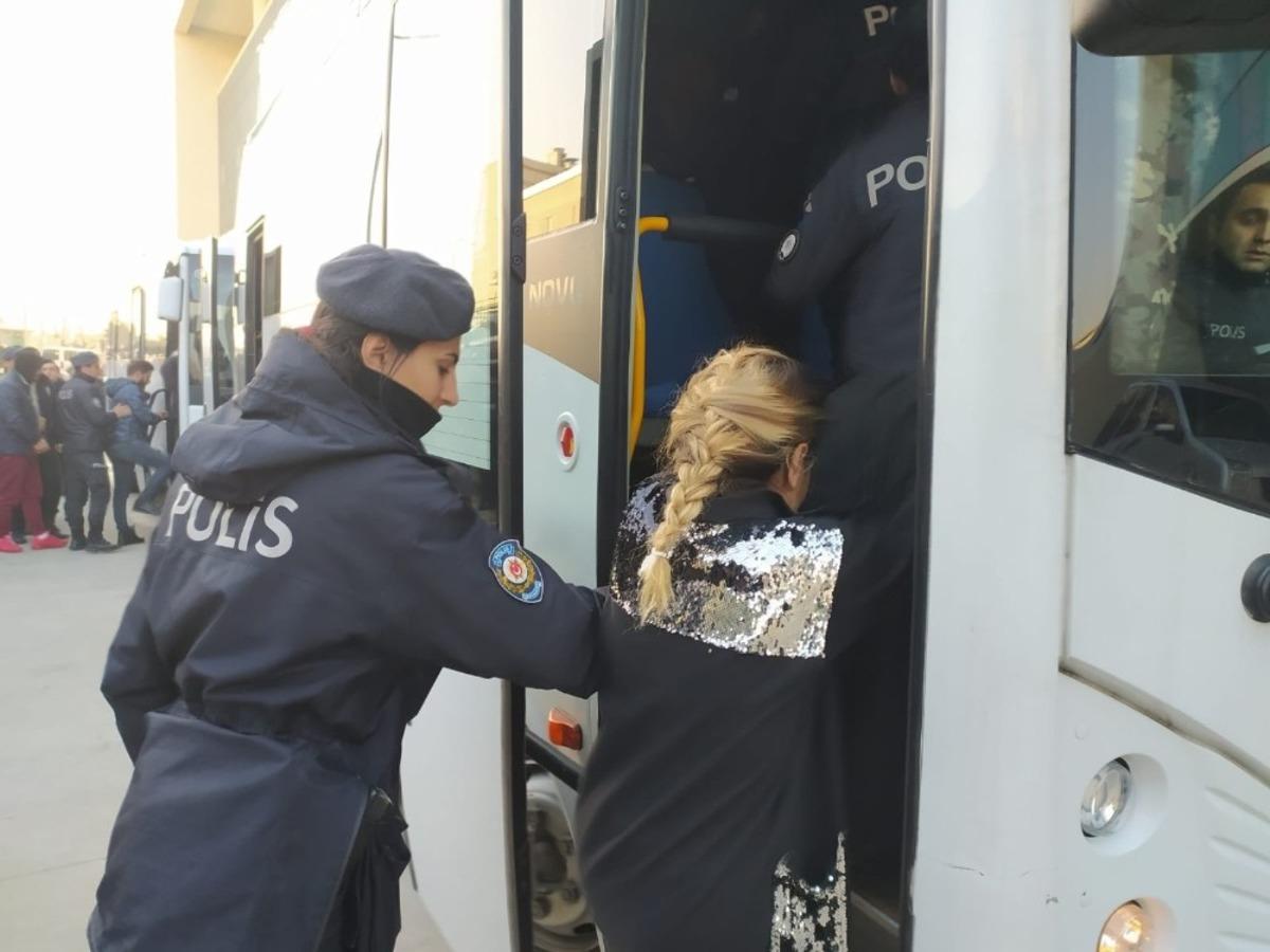Bursa'da 700 polisle şafak operasyonu! Kapılar ko&ccedil; başlarıyla kırıldı