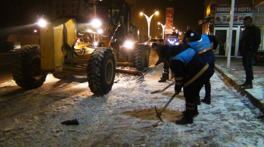 Erciş Belediyesinden eksi 10 derecede kar temizliği