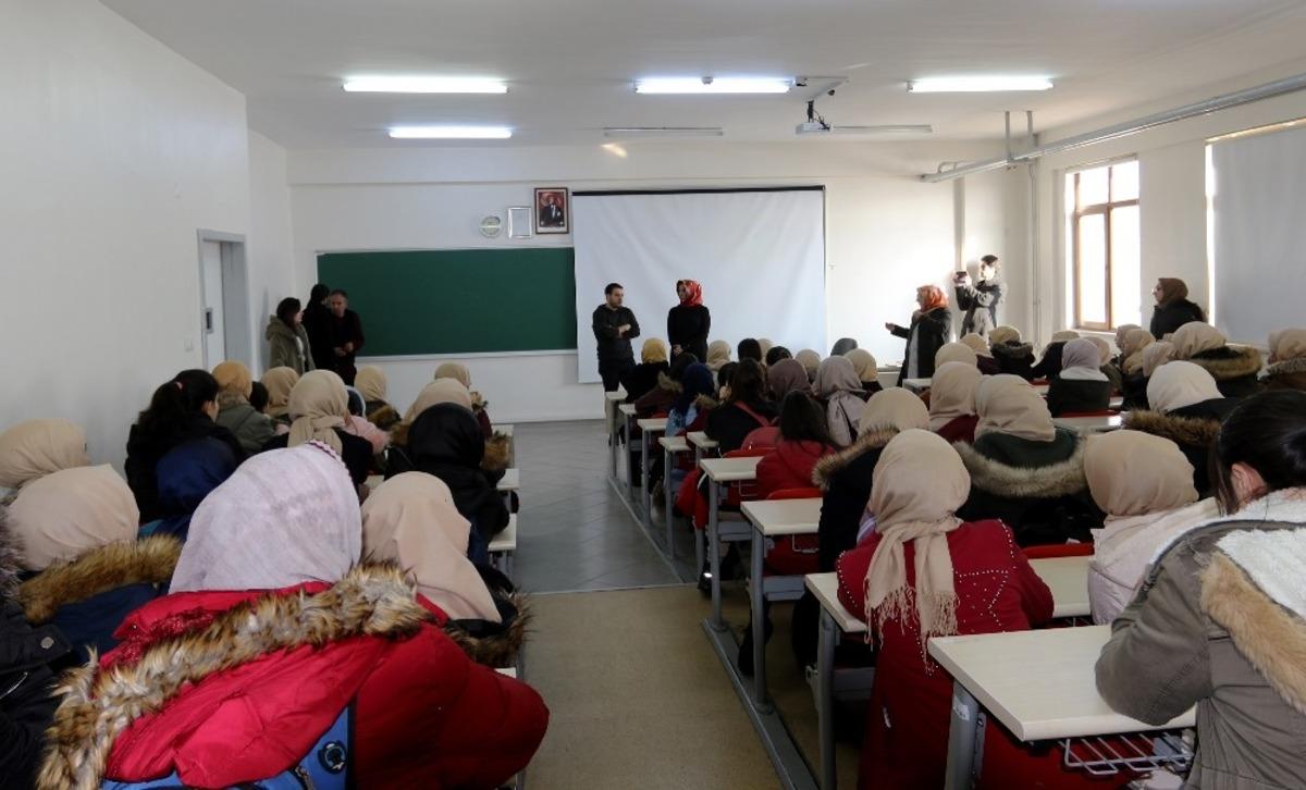 Aİ&Ccedil;&Uuml; lise &ouml;ğrencilerini misafir etti