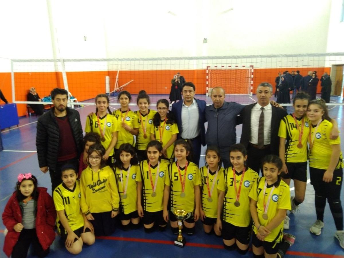 Okullar arası voleybolda şampiyon belli oldu