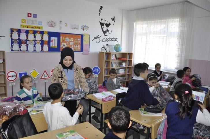 Lise öğrencilerinden "Oyuncak ve Kitap Dostluğu" projesi G2