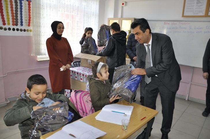 Lise öğrencilerinden "Oyuncak ve Kitap Dostluğu" projesi G3