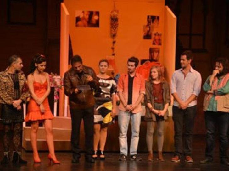 Azra Akın'ı görünce kaçtı G1