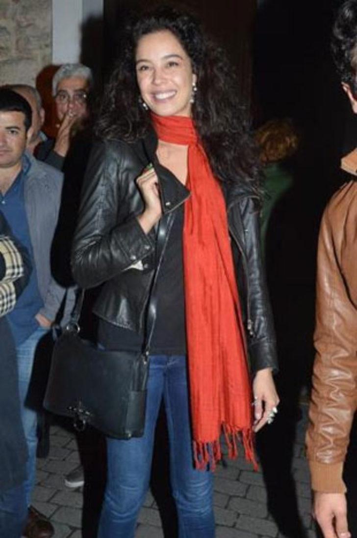 Azra Akın'ı görünce kaçtı G2