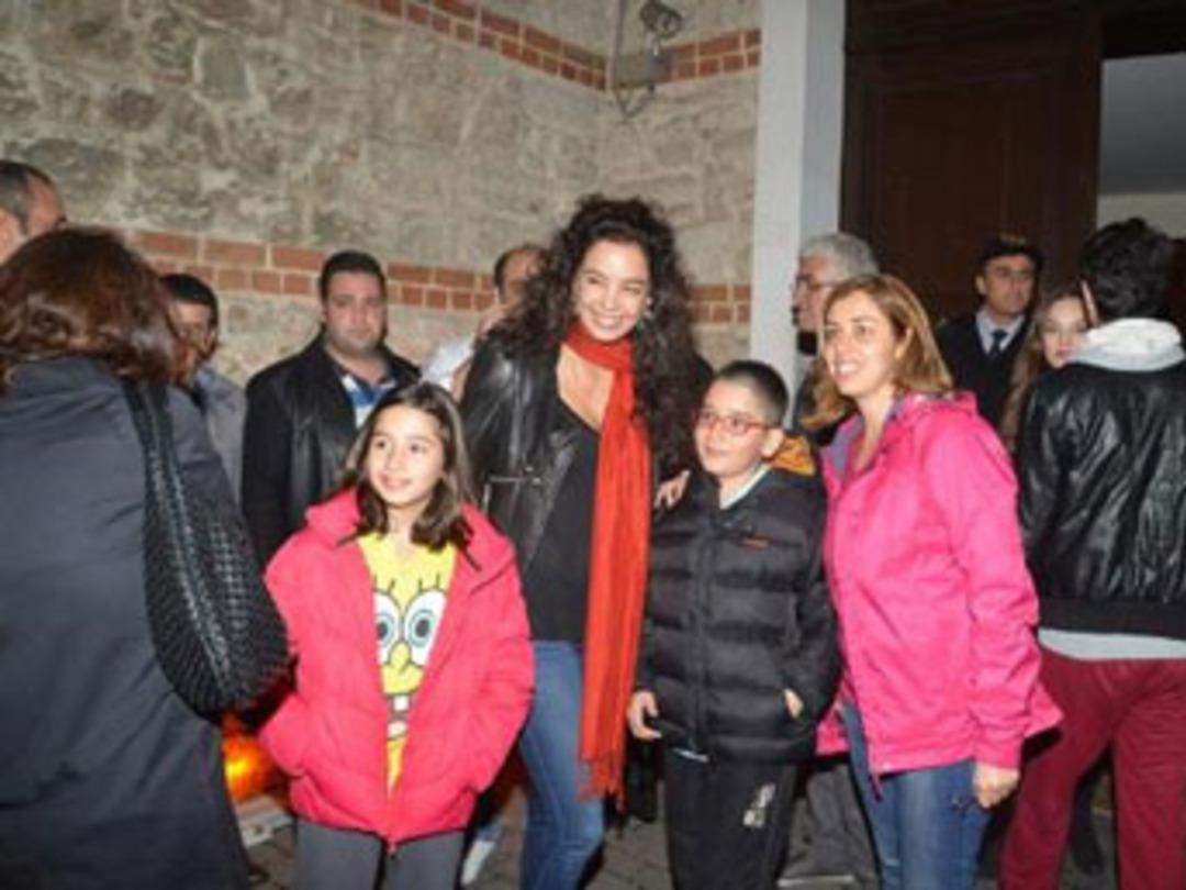 Azra Akın'ı g&ouml;r&uuml;nce ka&ccedil;tı