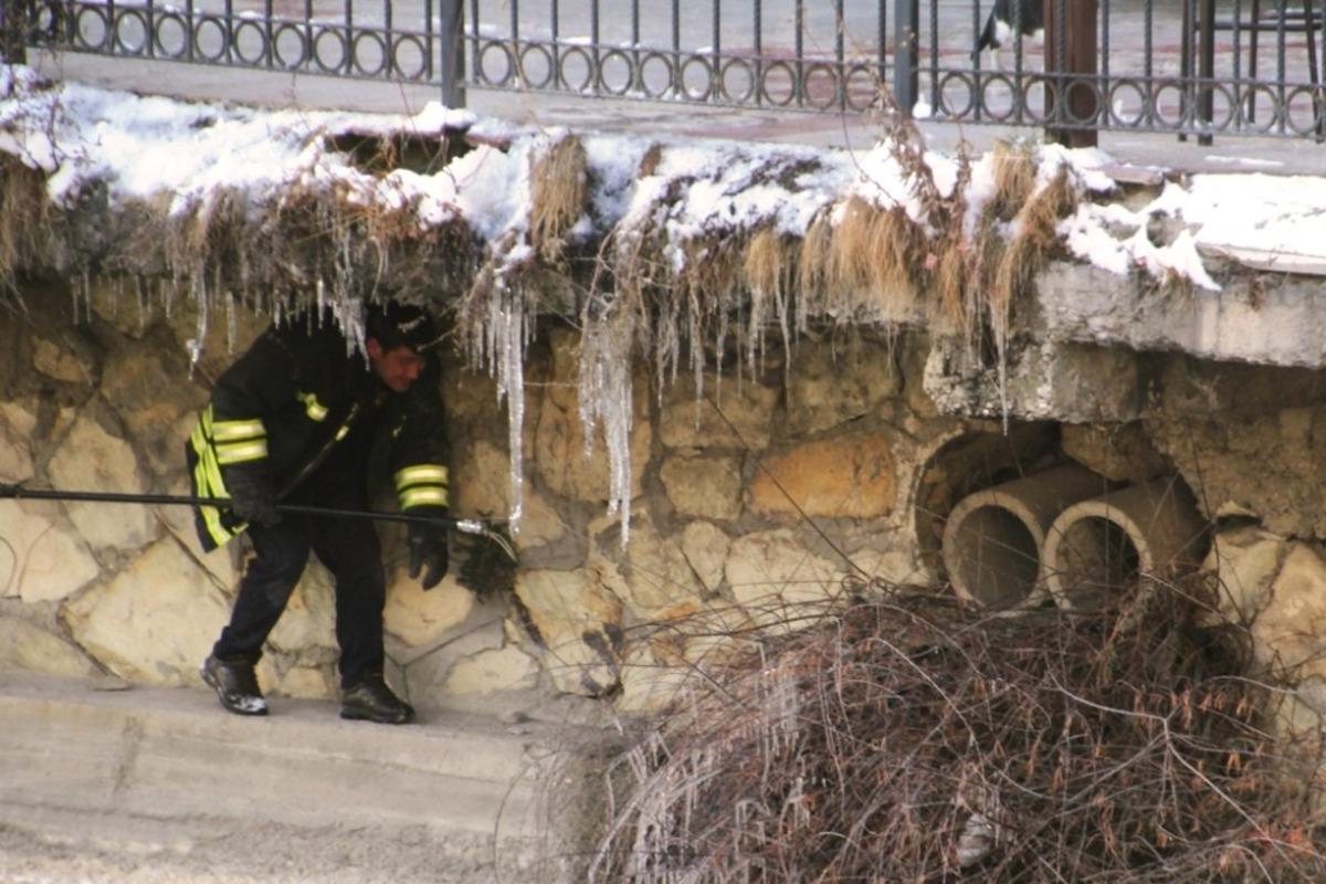 &Ccedil;oruh Nehri kenarında mahsur kalan kediye itfaiye kurtardı