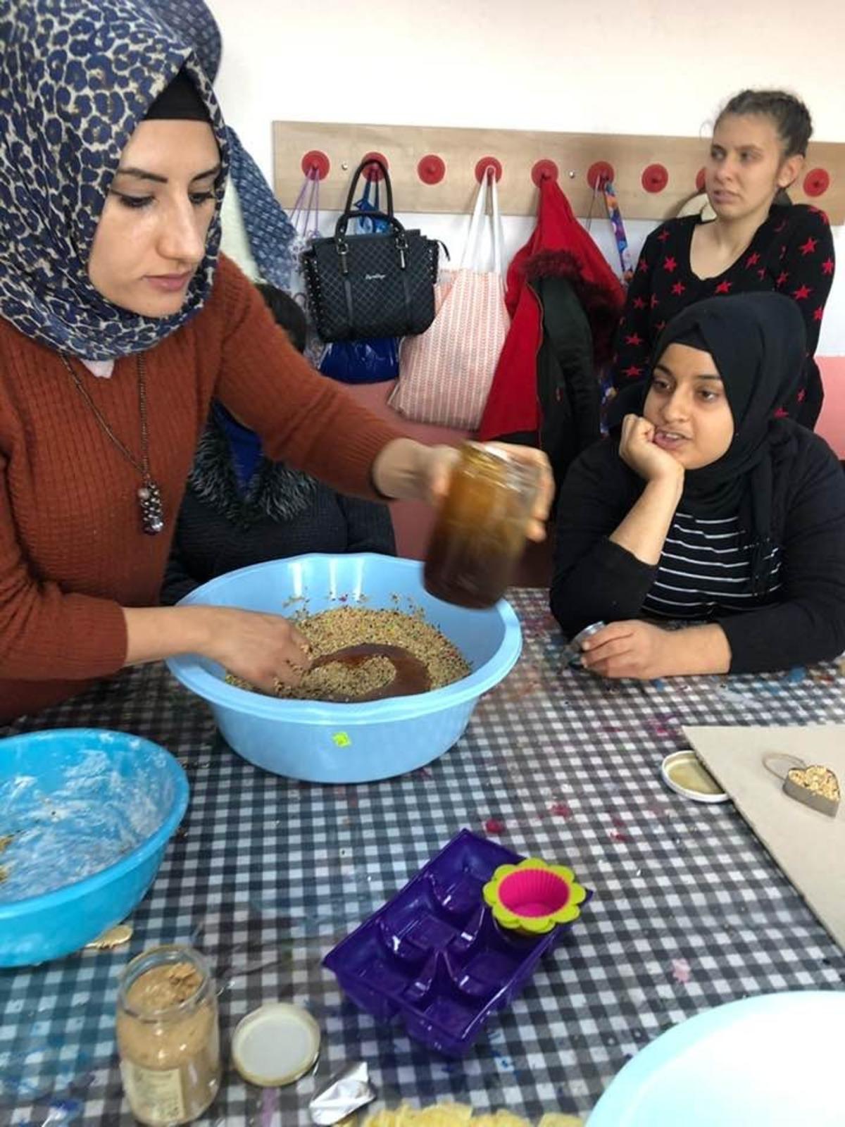 Burhaniye&rsquo;de &ouml;zel &ouml;ğrenciler kuşlar i&ccedil;in yem hazırladı