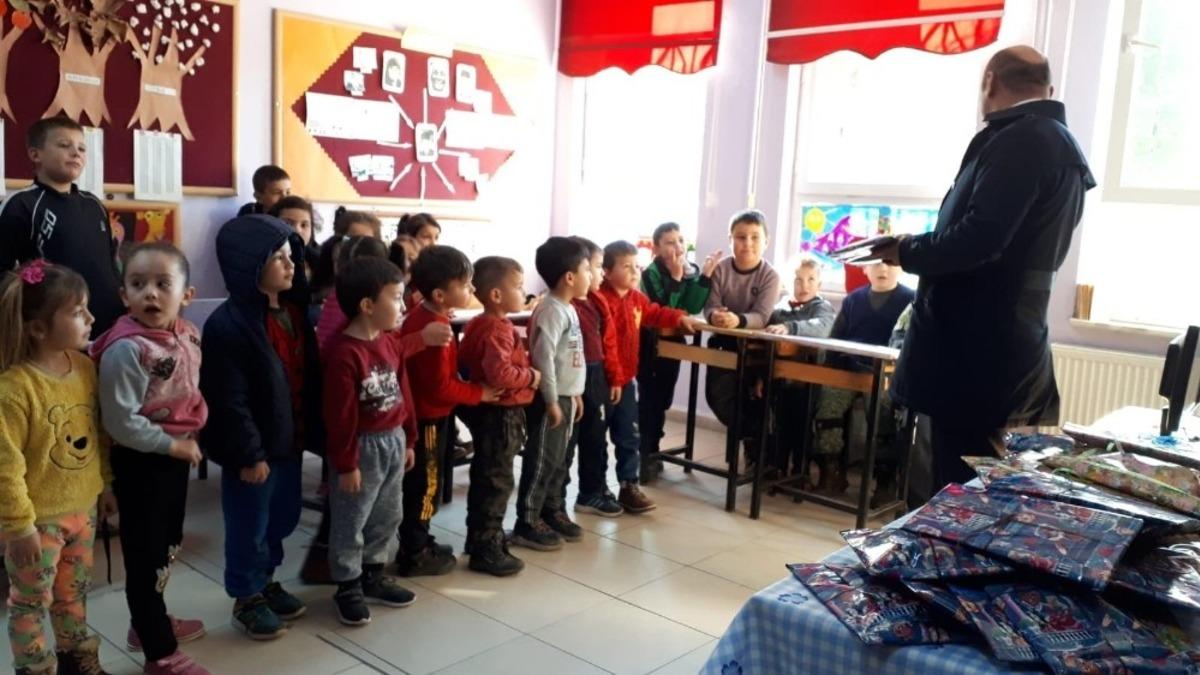 HEM Kursiyerlerinden k&ouml;y okulu &ouml;ğrencilerine karne hediyesi