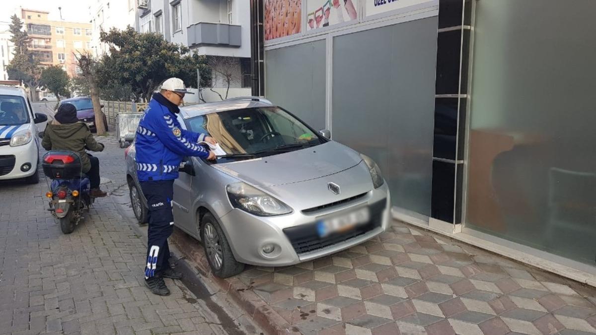 Akhisar&rsquo;da usuls&uuml;z parklanmaya cezai işlem