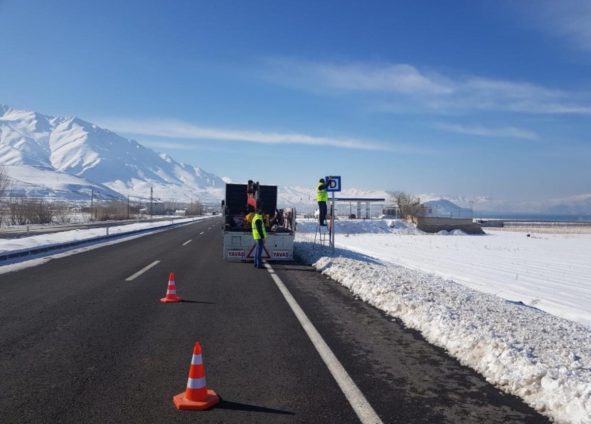 Van B&uuml;y&uuml;kşehir Belediyesi trafik levha &ccedil;alışmalarını s&uuml;rd&uuml;r&uuml;yor