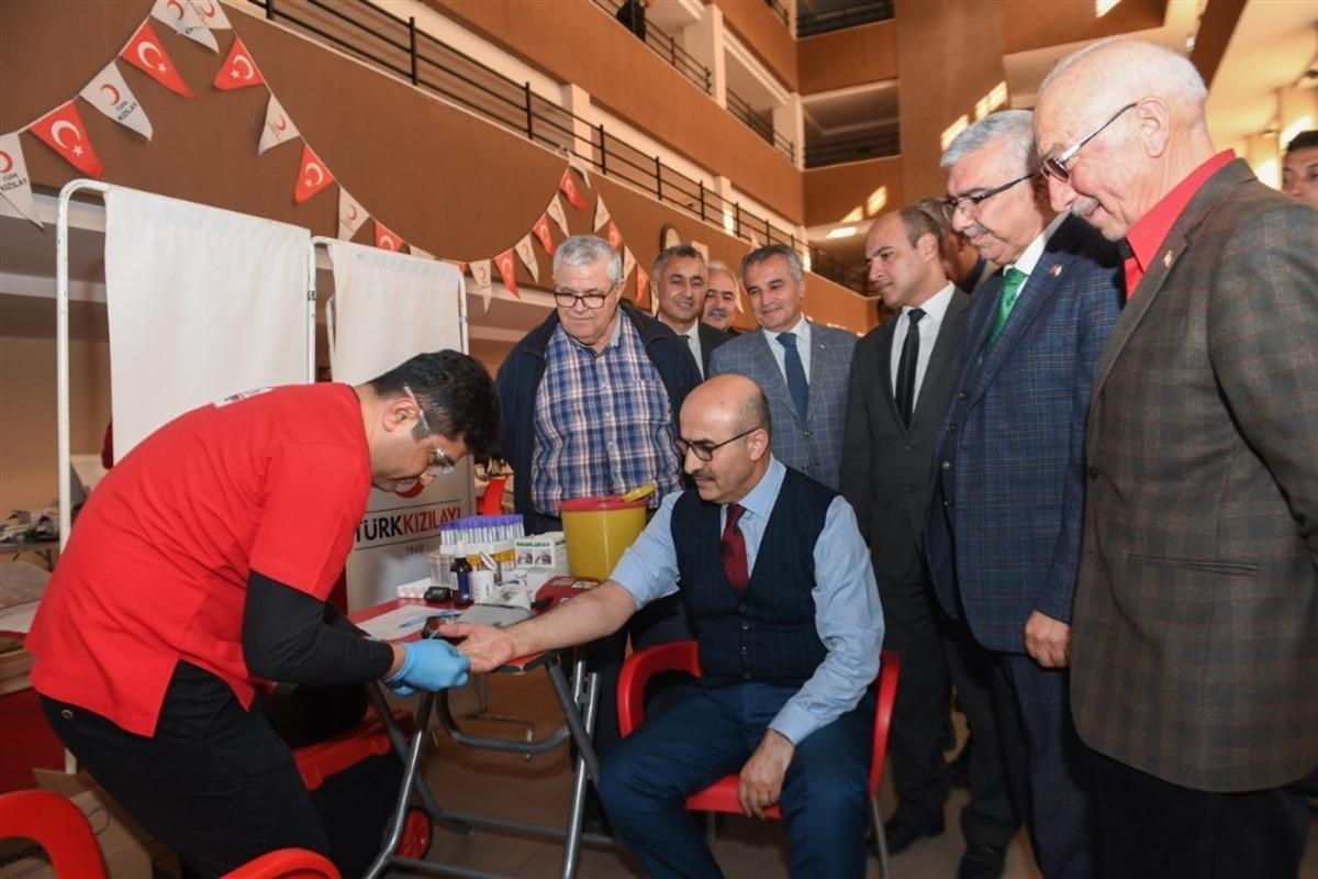 Kan bağışı kampanyasına Vali Demirtaş&rsquo;tan destek