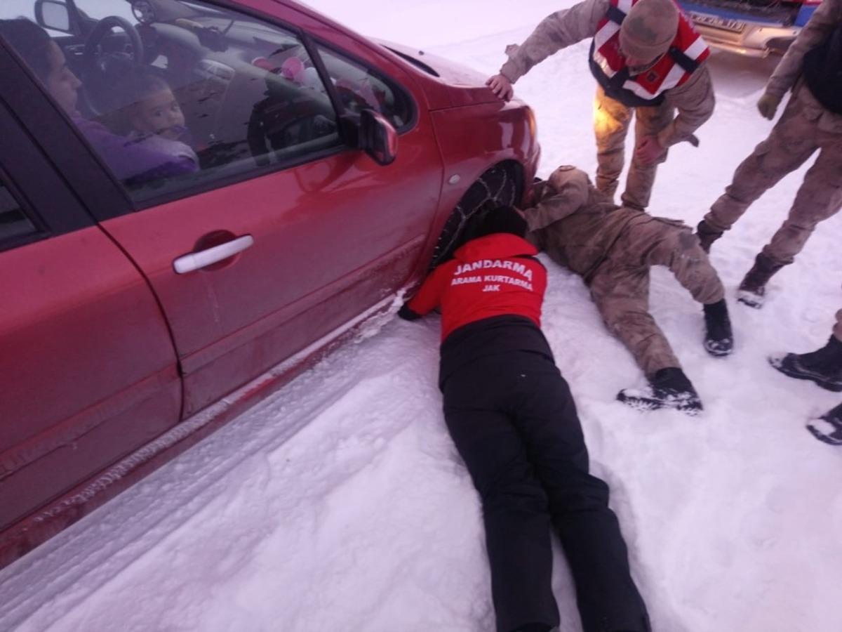 Sarıkamış&rsquo;ta mahsur kalan aile JAK timlerince kurtarıldı