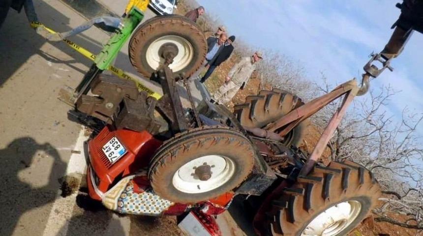 Devrilen traktörün sürücüsü öldü