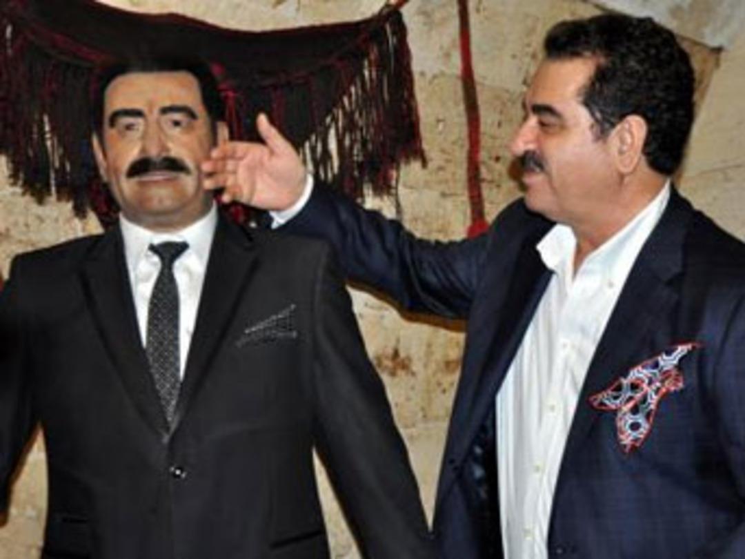 Balmumu heykelinden makas aldı