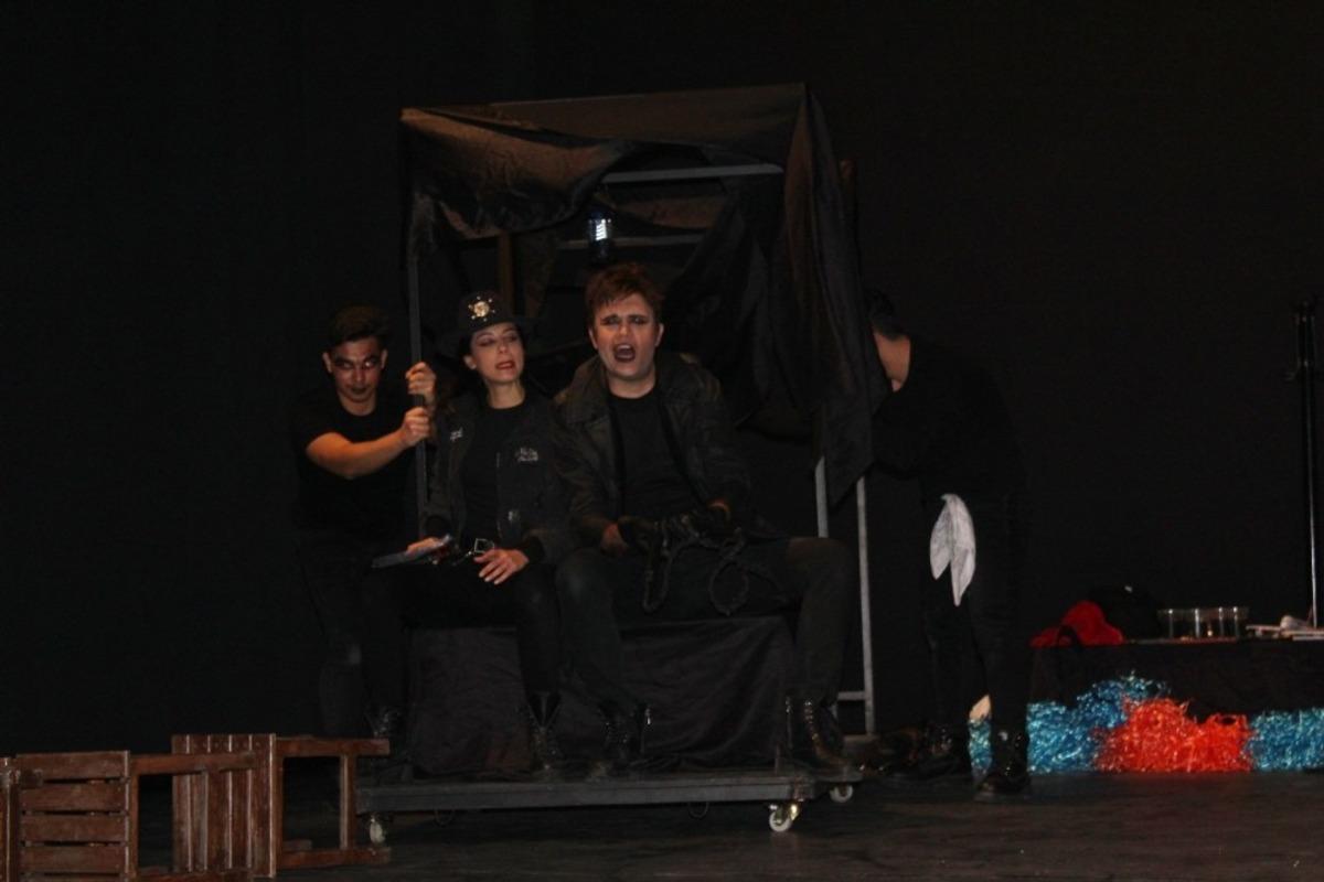 G&uuml;nl&uuml;k isimli tiyatro g&ouml;sterisi yapıldı