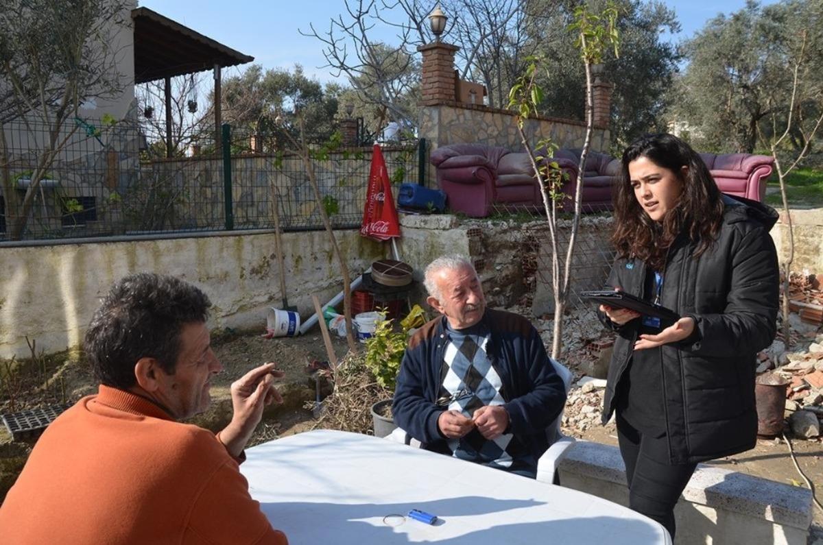 Kuşadası Belediyesi kapı kapı dert dinliyor