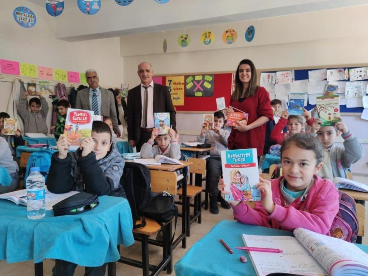 &Ccedil;emişgezek&rsquo;te &ouml;ğrencilere karne &ouml;ncesi kitap hediyesi