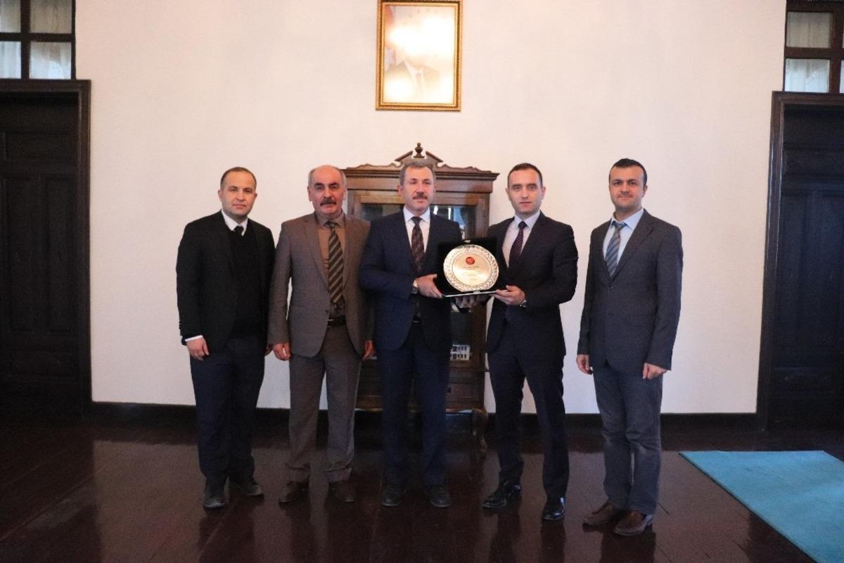 Kaymakam &Ouml;zt&uuml;rk&rsquo;e spora verdiği desteklerden teşekk&uuml;r plaketi