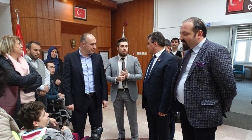 Ak&uuml;l&uuml; sandalyeler sahiplerini buldu