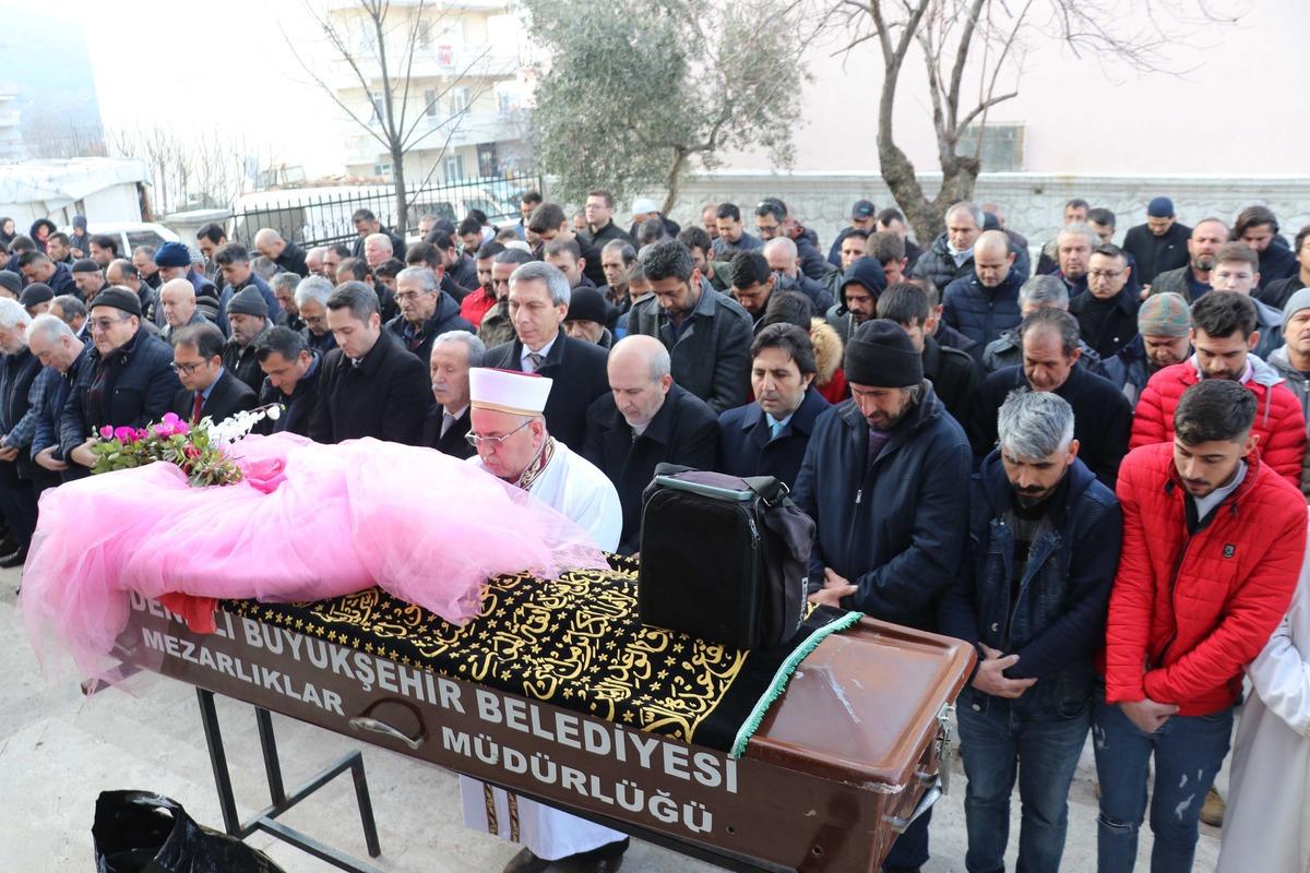 Denizli'de minik Seda'ya acı veda! Tabutunun &uuml;zerine pembe gelinlik serildi