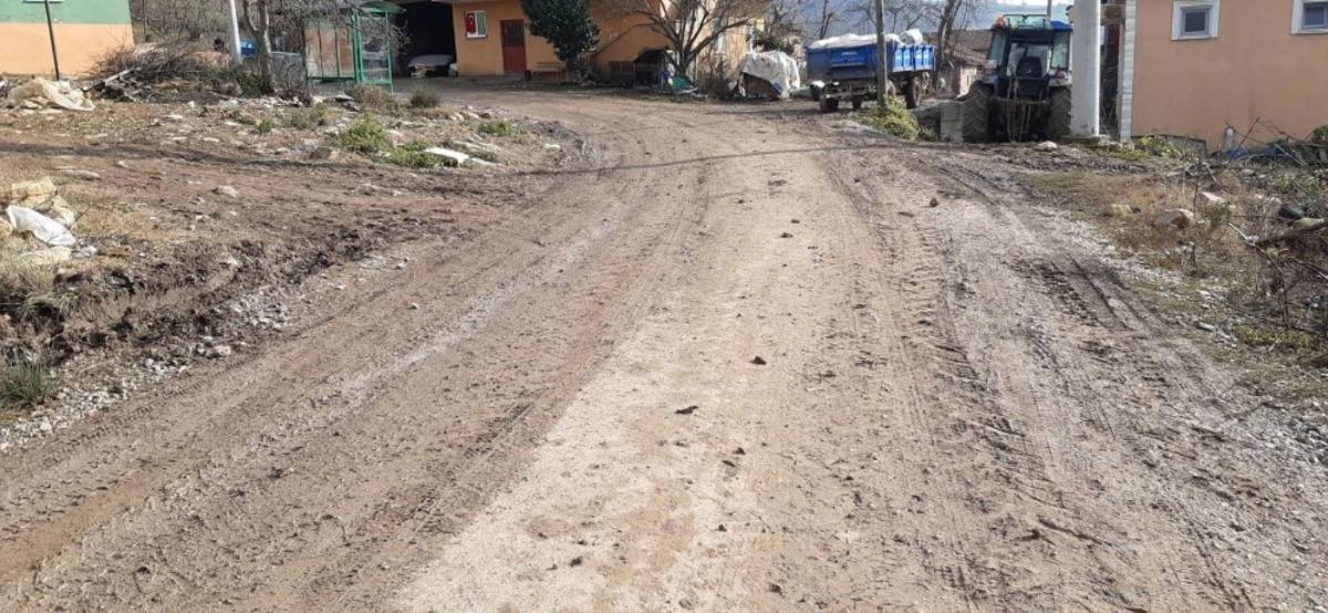 Kaynarca&rsquo;da vatandaşın &ccedil;amurlu yol tepkisi