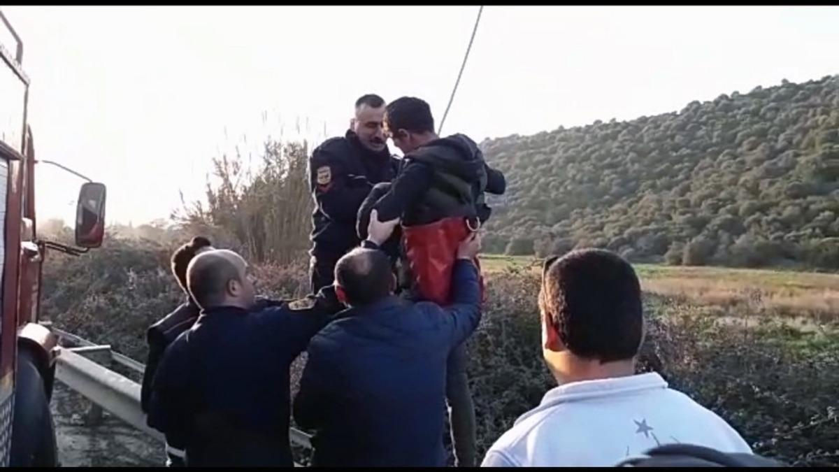 Kanala u&ccedil;an minib&uuml;s&uuml;n &uuml;st&uuml;nde mahsur kaldı