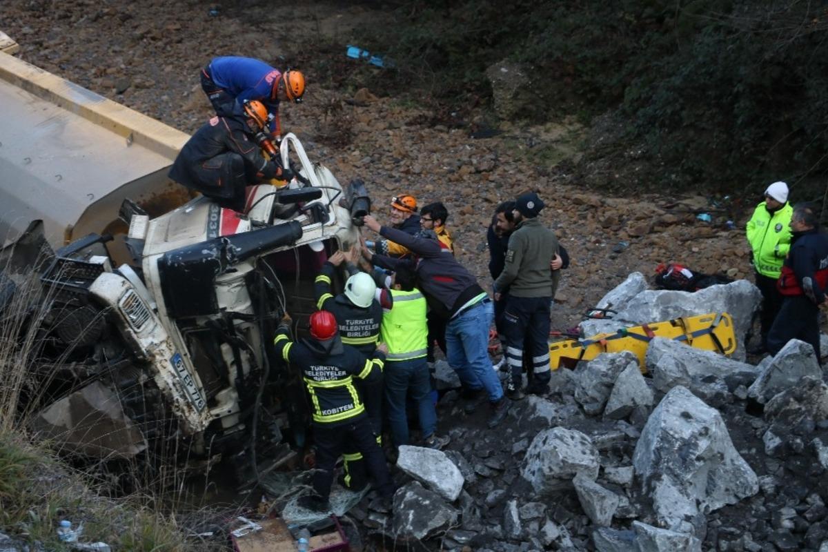 Kazada sıkışan kamyon s&uuml;r&uuml;c&uuml;s&uuml; hayatını kaybetti