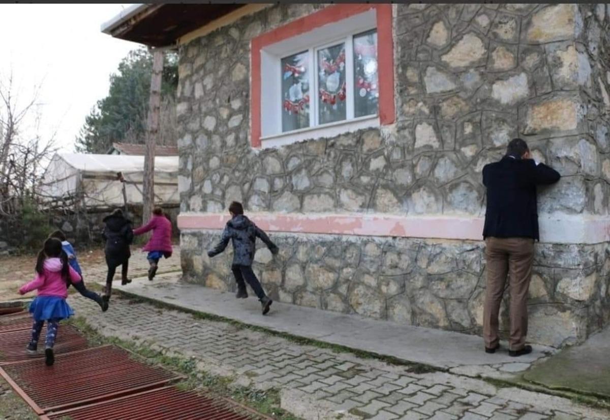 Milli Eğitim M&uuml;d&uuml;r&uuml; K&ouml;sterelioğlu, k&ouml;y okulu &ouml;ğrencileriyle saklamba&ccedil; oynadı
