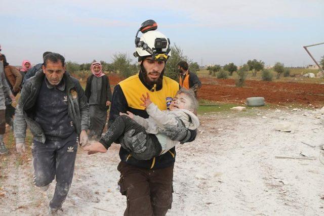 Halep’te sivil savunma ekipleri moloz yığını altında kalan çocuğu böyle kurtardı