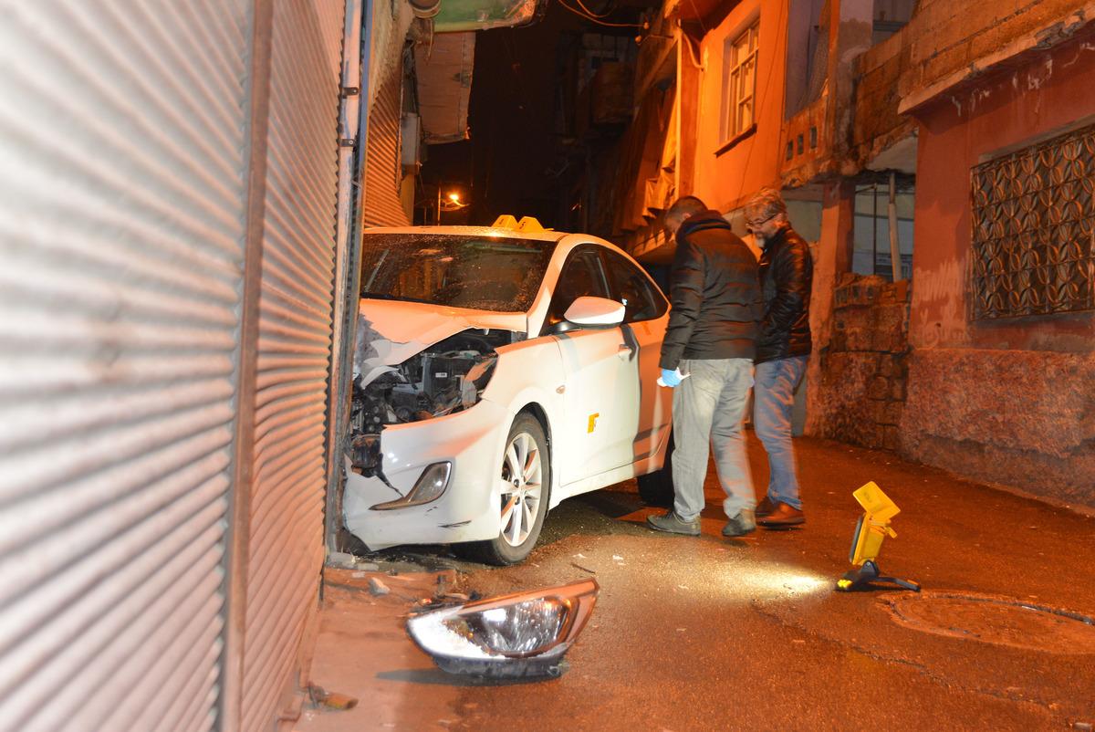 Adana'da silahlı saldırı! Seyir halindeki otomobilde başından vuruldu