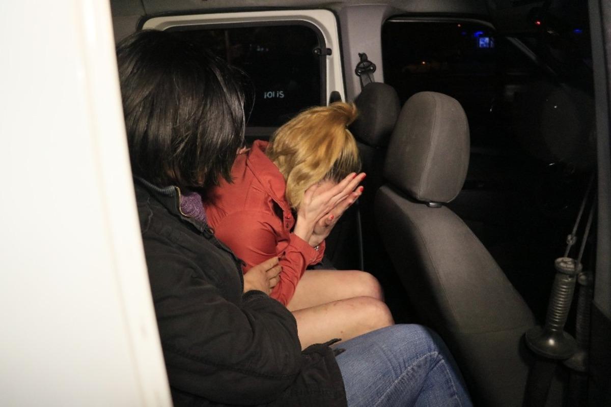 Alkoll&uuml; kadın eski erkek arkadaşının iş yerinin camlarını kırdı