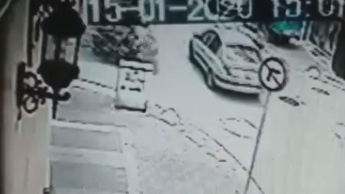 Kadık&ouml;y'de motosikletle otomobil &ccedil;arpıştı! 2 yaralı