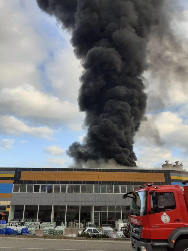 Son dakika Samsun'da plastik fabrikasında yangın! Alevler yükseliyor G3