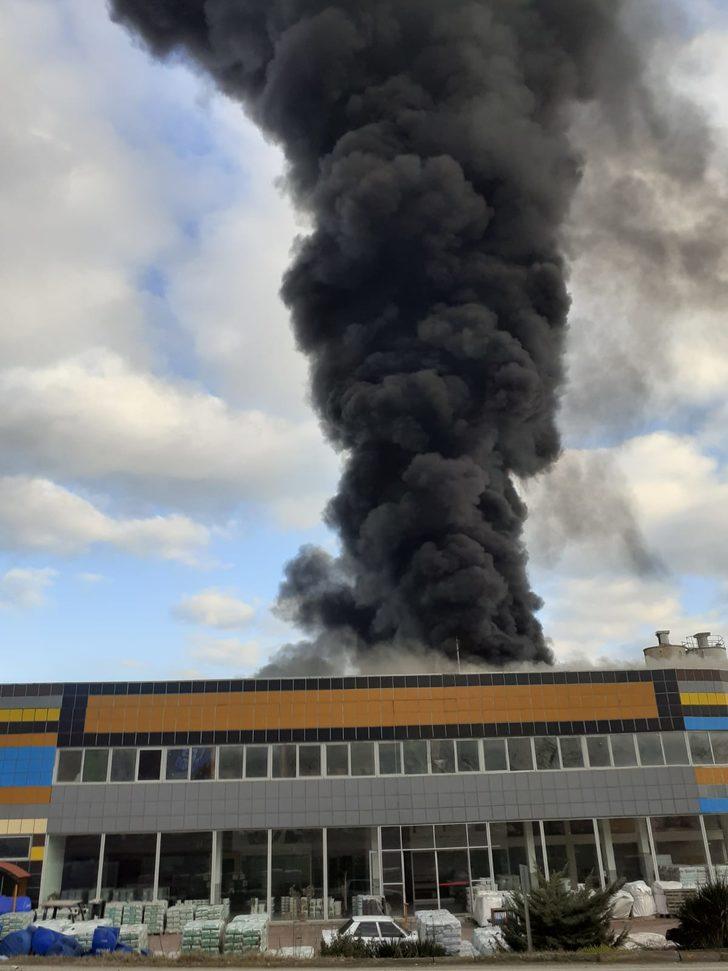 Son dakika Samsun'da plastik fabrikasında yangın! Alevler yükseliyor G4
