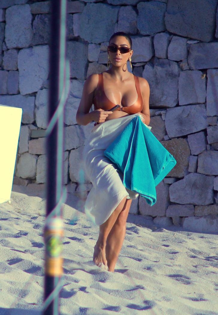 Kim Kardashian kıvrımlarını sergiledi G2