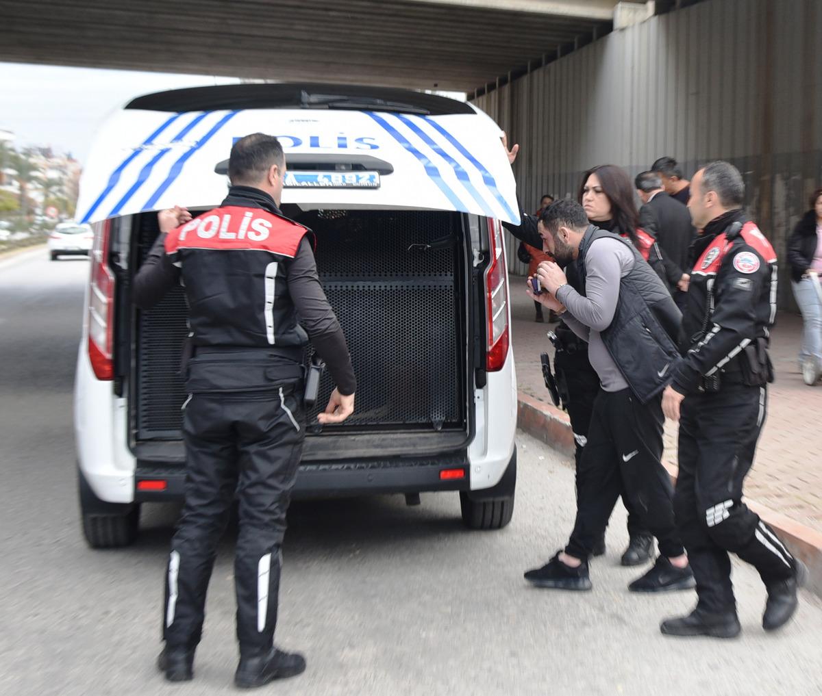 Kavgaya karışıp ka&ccedil;an şahsın aracından polis telsizi ve tabanca &ccedil;ıktı