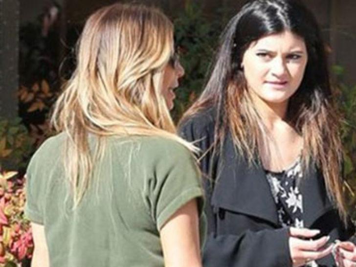 Kullanılmış iç çamaşırlarını satışa sundular G4