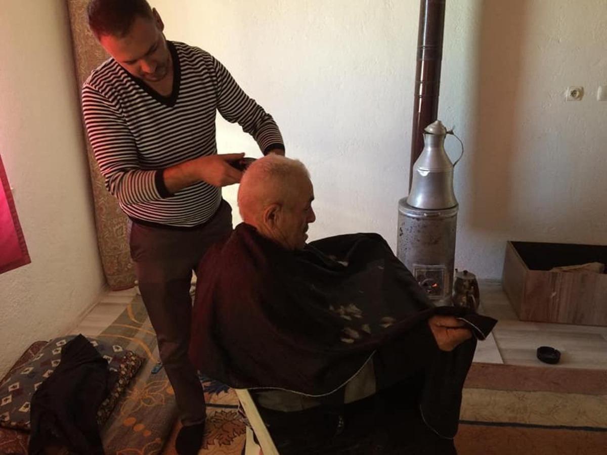 Aslanapa&rsquo;da yaşlı ve engelli vatandaşlara evde traş hizmeti