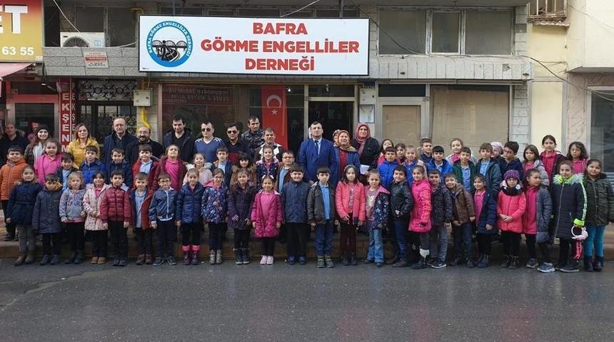 Miniklerden görme engellilere beyaz baston