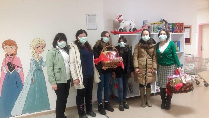 Lösemi tedavisi gören çocukları hediyelerle ziyaret ettiler G1