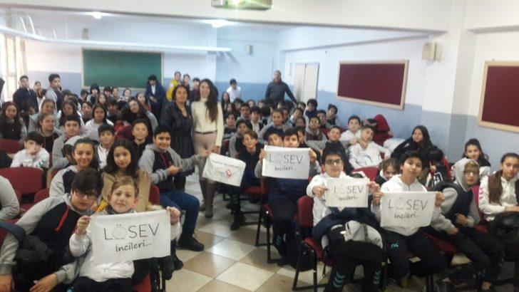 Lösemi tedavisi gören çocukları hediyelerle ziyaret ettiler G2