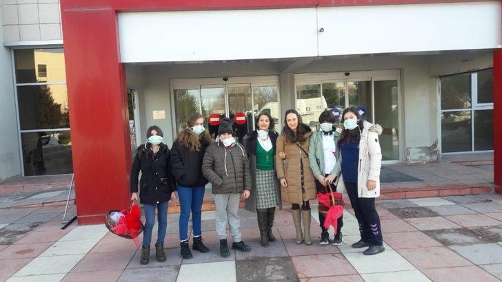 Lösemi tedavisi gören çocukları hediyelerle ziyaret ettiler G3