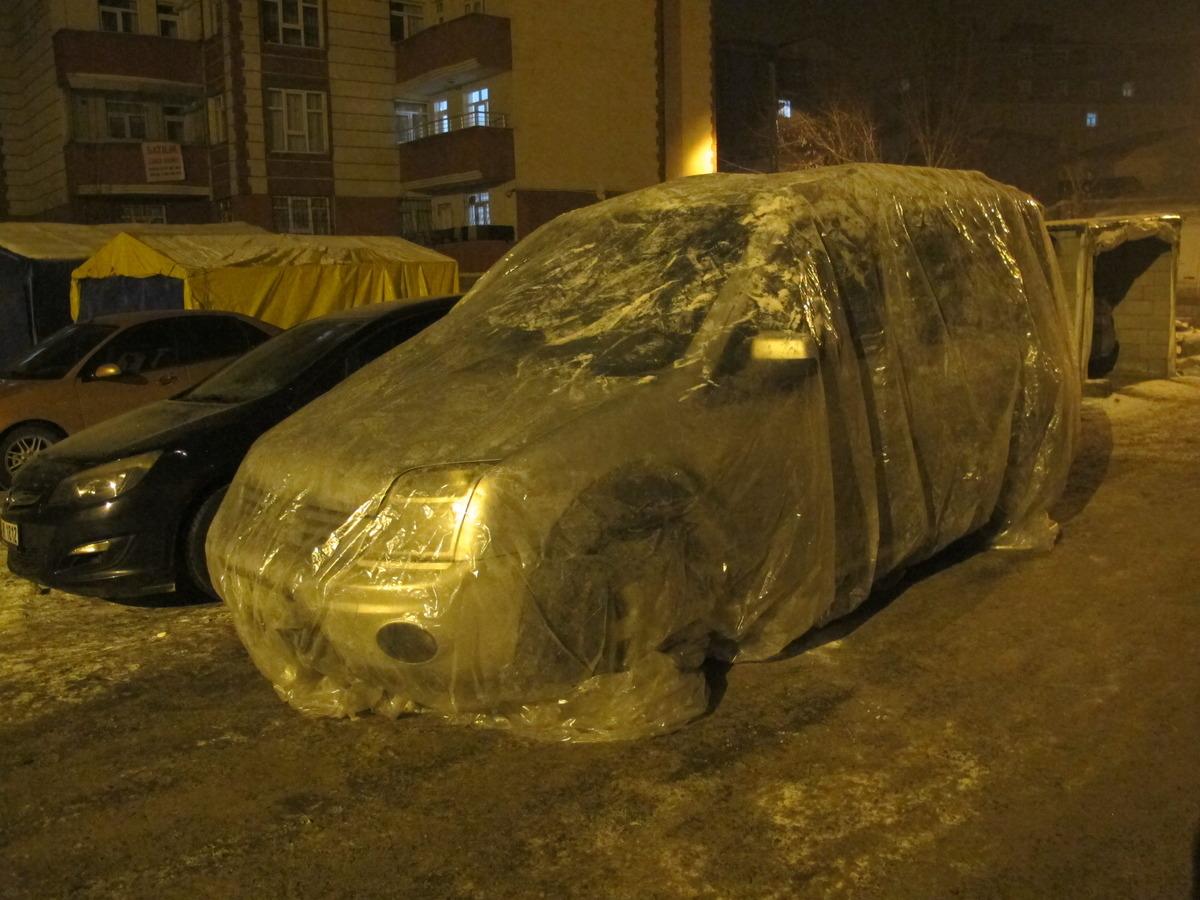 Yer: Ağrı! Ara&ccedil;larını naylona sarıp evlerine &ouml;yle giriyorlar