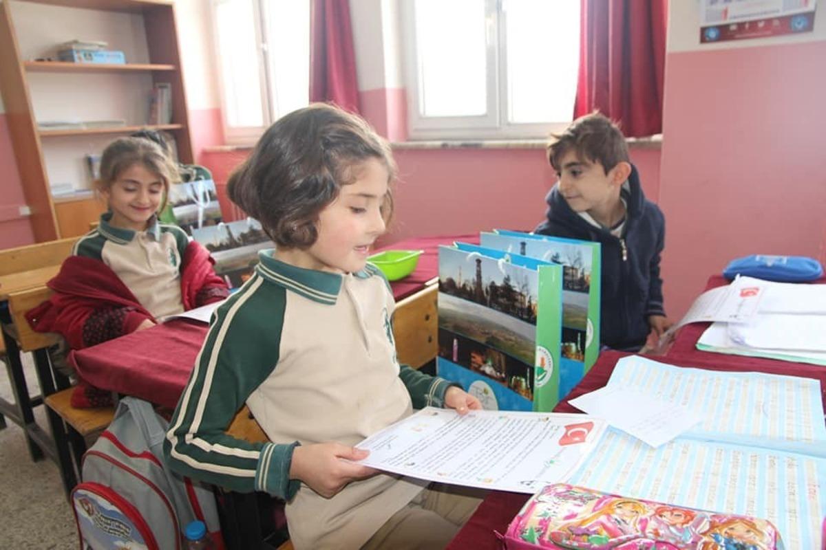 Yarıyıl tatilinde belediyeden miniklere okuma seti