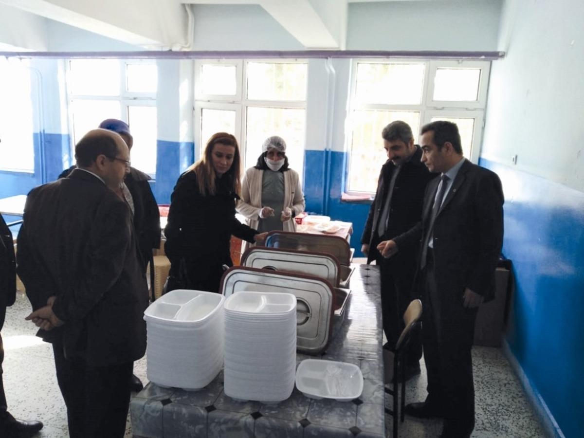 Taşımalı &ouml;ğrencilerin yemekleri denetlendi