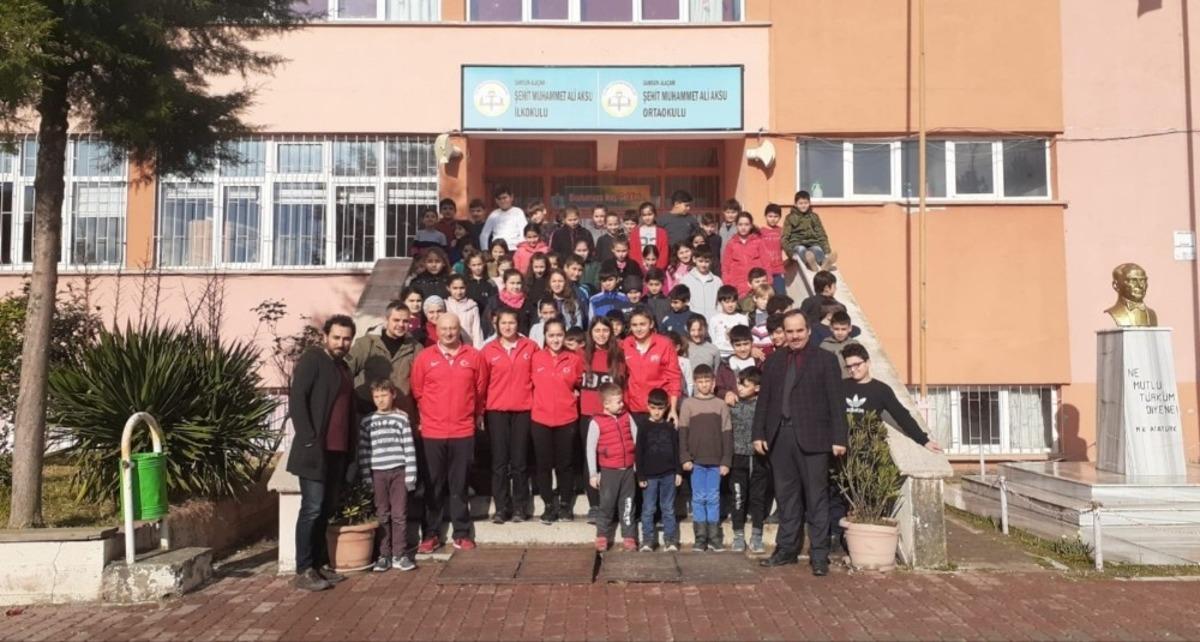 Milli sporcular k&uuml;&ccedil;&uuml;k y&uuml;reklerle buluştu