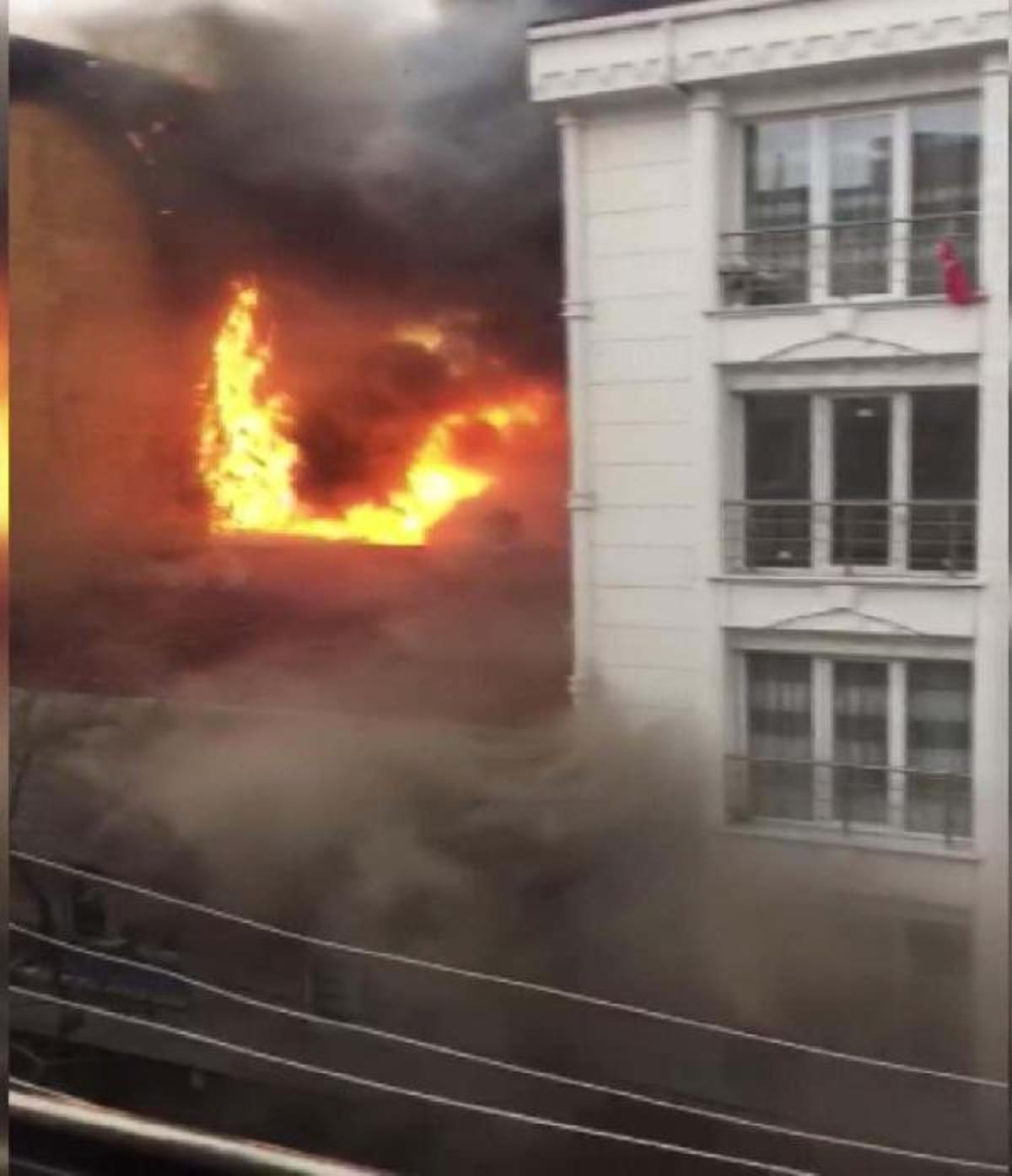 Esenyurt'ta korku dolu anlar! &Ccedil;ocukların imdadına vatandaşlar yetişti